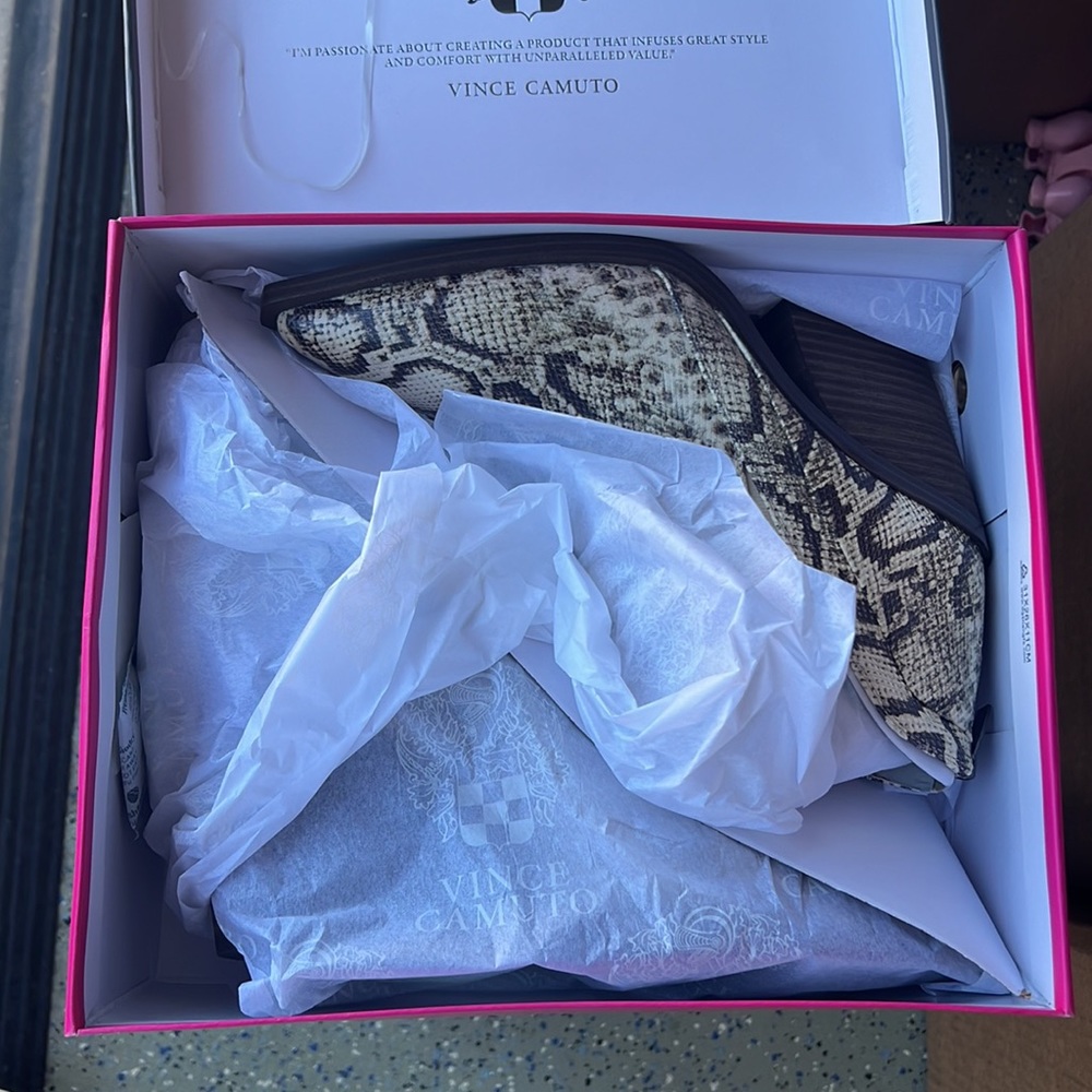 42.Vince CamutoGradina Block Heel Bootie new in the box - Picture 6 of 7